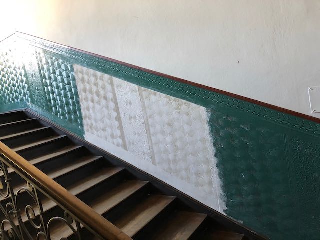 Ergänzung des beschädigten Reliefputzes