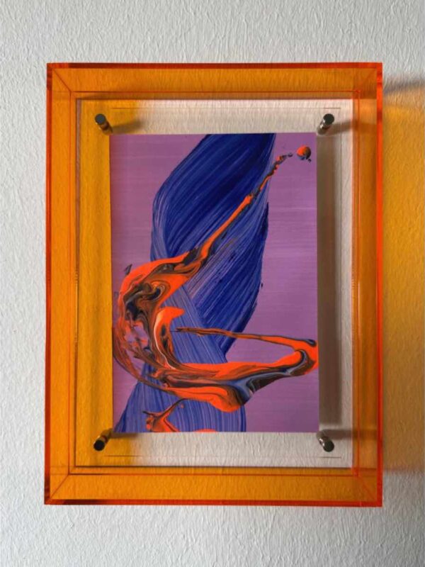 Abstraktes Bild Jump mit orangenem Acrylrahmen, energiegeladene Pinselbewegung in Blau, Orange und Violett, moderne abstrakte Kunst mit Ausdruckskraft