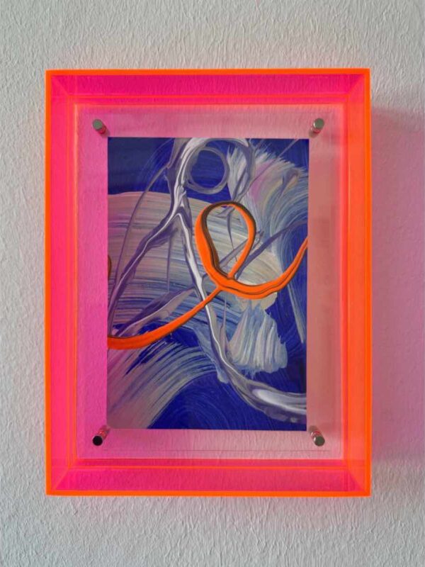 Abstraktes Kunstwerk Loops & Oops mit pinkem Acrylrahmen, dynamische Malerei in Blau und Orange, modernes Wandbild für kreative Raumgestaltung