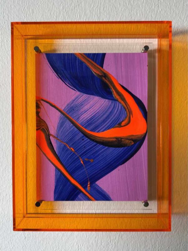 Abstrakte Malerei Smooth Operator mit orangenem Acrylrahmen, blaue und orange Pinselstriche auf violettem Hintergrund, moderne Wandkunst mit Eleganz