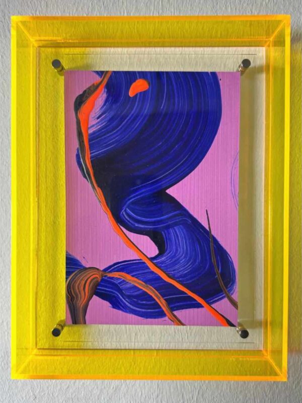 Abstraktes Gemälde Soft and Easy mit gelbem Acrylrahmen, dynamische Farbkomposition in Blau und Orange, farbenfrohe Kunst für positive Stimmung