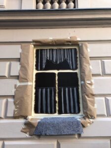 Wandmalerei auf Aussenwänden 6 Fenster Entstehung