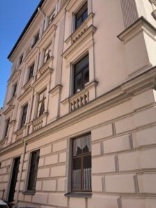 Wandmalerei auf Aussenwänden 5 Fenster neu